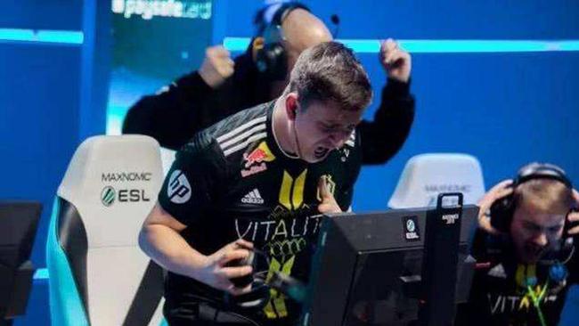 斯的表现背 斯的表现背